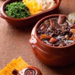 Seis receitas de feijoadas veganas para se deliciar sem culpa!