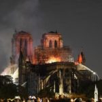 Um incêndio atinge a catedral de Notre-Dame, em Paris