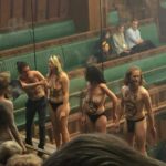 Ambientalistas ficam seminus na   Câmara dos Comuns do Reino Unido durante debate do Brexit﻿.