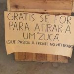 Cartaz em Universidade de Lisboa convocava estudantes portugueses a jogar pedras nos brasileiros.