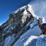 Alta temporada do Everest tem filas e 10 mortos