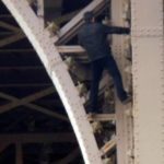 Torre Eiffel é evacuada após homem escalar o monumento