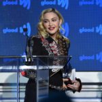 Madonna faz discurso emocionante ao receber o prêmio Advocate for Change no GLAAD Media Awards