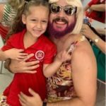 Pai viúvo se veste de mãe para participar de homenagem do “Dia das Mães” na escola da filha