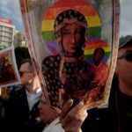 Poloneses protestam contra detenção de mulher que colocou arco-íris em imagem de santa