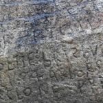 Vila francesa oferece prêmio em dinheiro a quem decifrar inscrição misteriosa em rocha