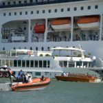 Navio de cruzeiro perde o controle, atinge porto e gera pânico em Veneza