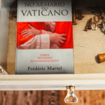 Livro escancara orgias gays e afirma que a maioria no Vaticano é homossexual