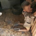 Pai acorrenta filho de seis anos à porta de casa como um cão na Ucrânia