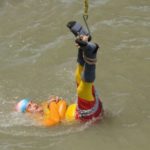 Mágico desaparece em rio da Índia ao tentar recriar truque de Houdini