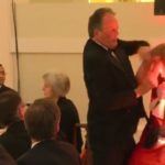 Deputado conservador britânico é afastado por agredir ativista do Greenpeace