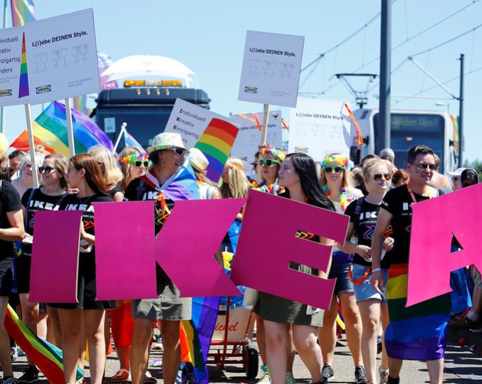 Gay Pride com funcionários da IKEA