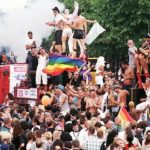 Milhares participam da Parada Gay em Berlim; Varsóvia tem ato em apoio a LGBTs