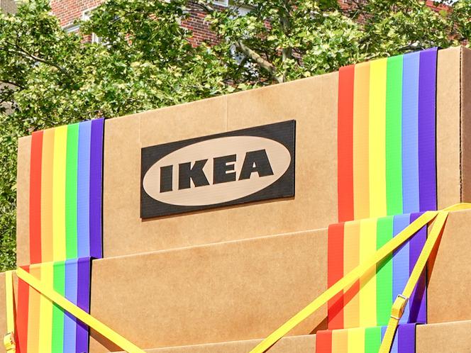 Embalagens de produtos da IKEA com arco-íris