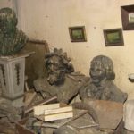 Acervo artístico desconhecido e até ossada são achados em prédio abandonado em Copacabana
