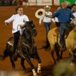 Em festa de peão, Bolsonaro assina decreto a favor de rodeios: 'Não existe politicamente correto'