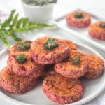 Bolinho de feijão branco com beterraba e pesto de hortelã