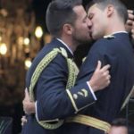 Pela primeira vez, policiais homossexuais se casam fardados na Espanha