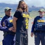 Jason Momoa, o Aquaman, é ‘detido’ em protesto contra construção em montanha sagrada no Havaí
