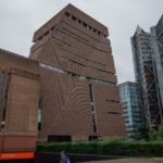 Menino de 6 anos é jogado do 10º andar de museu por adolescente