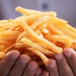 Adolescente fica cego por causa de alimentação à base de batatas fritas