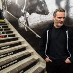 Joaquin Phoenix aparece em campanha vegana no metrô de Toronto