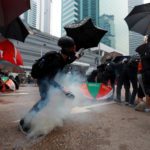 Polícia de Hong Kong volta atacar protestos às vésperas do aniversário do regime chinês