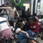 Crianças se escondem durante tiroteio em corredor da escola na Rocinha, Rio de Janeiro