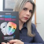 Contra Felipe Neto, deputada distribui 10.000 livros anti ideologia de gênero