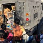 Polícia usa caveirão para distribuir brinquedos na Zona Norte do Rio