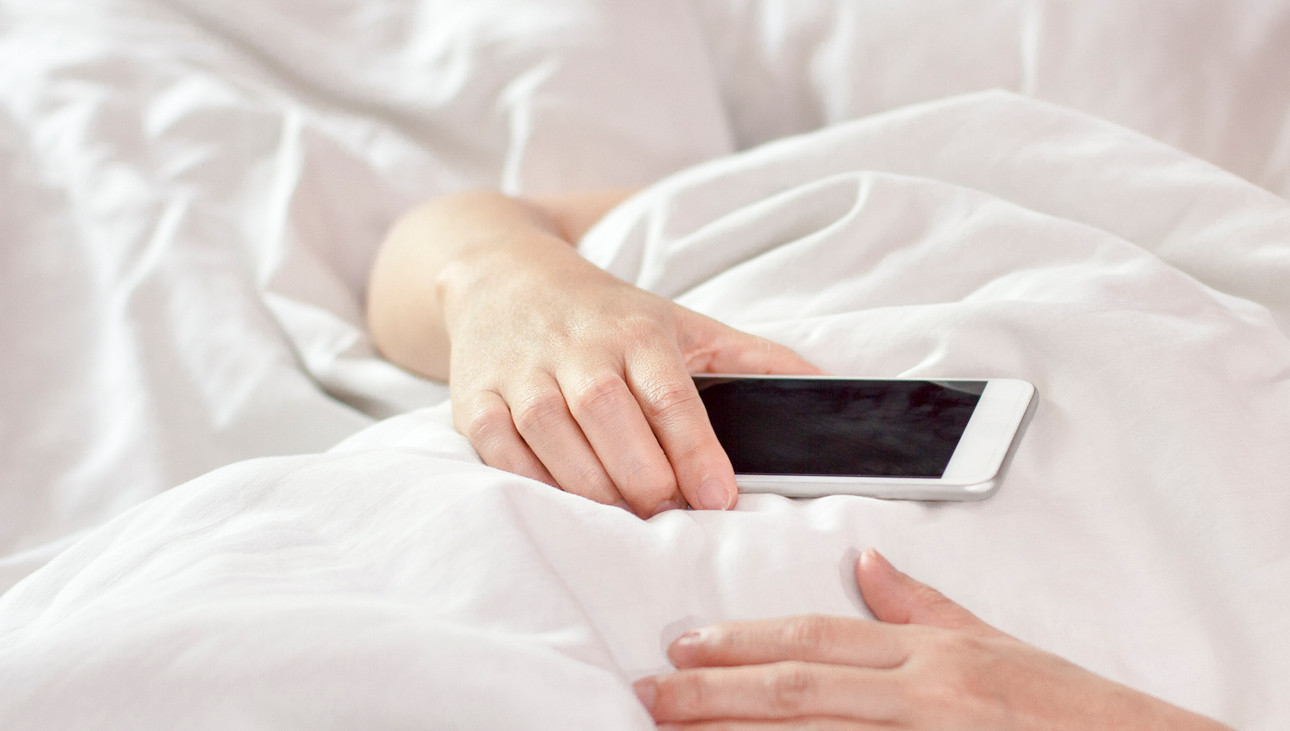 Homem morre eletrocutado após dormir com o celular na mão