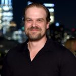 David Harbour, de Stranger Things, assume namoro com Lily Allen