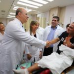 Paciente 'fake' sorrindo ao lado de Witzel chamou atenção durante inauguração de ala de hospital em ...