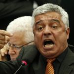 Líder do PSL pede que Jair Bolsonaro 'interne Carlos em clínica psiquiátrica' e ameaça ir à Justiça.