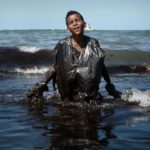 'Pensei no trabalho da minha mãe e em ajudar', diz adolescente fotografado dentro de mar com óleo em...