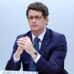 Salles insinua que Greenpeace pode ter derramado óleo, mas volta atrás