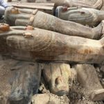 Arqueólogos descobrem 20 sarcófagos antigos no Egito