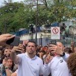 Deputados do PSL invadem colégio público no Rio para fazer “vistoria” política e são vaiados