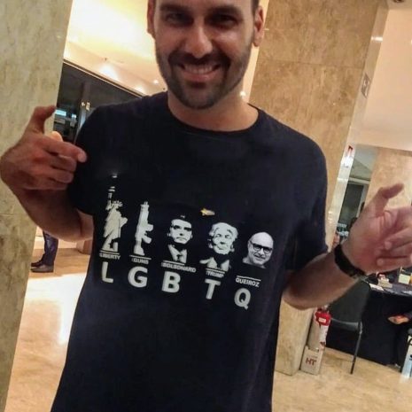 Camisa “LGBT” de Eduardo Bolsonaro vira piada e internautas acrescentam