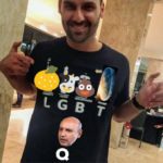 Camisa “LGBT” de Eduardo Bolsonaro vira piada e internautas acrescentam “Q” de Queiroz