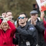 Jane Fonda é presa pela terceira vez e é ovacionada pelo público