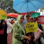 Indonésia proíbe contratação de grávidas, LGBTs e deficientes físicos