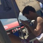 Ricardo Salles relaxa na praia enquanto óleo chega a Abrolhos