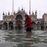 Maré alta histórica inunda Veneza