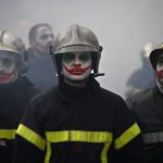 Bombeiros enfrentam a polícia durante manifestação em Paris