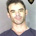 Homem enfrenta 15 policiais com uma mão se masturbando com a outra