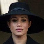 Fora da monarquia, Meghan Markle retoma agenda com grupo feminista