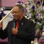 Pastor que incentivou igreja lotada na quarentena morre de covid-19 nos EUA