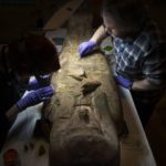 Arqueólogos encontram pinturas de deusa egípcia em sarcófago de 3 mil anos