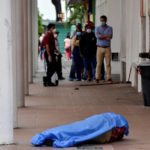 Coronavírus: cidade no Equador enfrenta colapso funerário